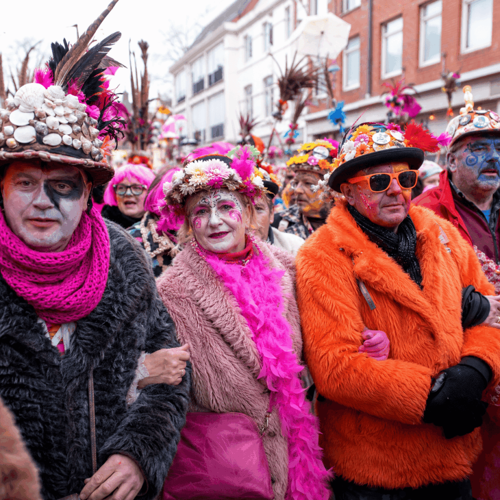 Des carnavaleux en manteaux de fausse fourrure colorés portent perruques, lunettes, chapeaux et accessoires dans une bande inspirée du Carnaval de Dunkerque.