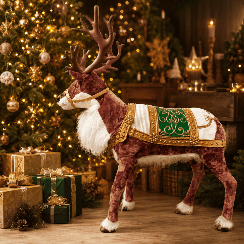 Renne de Noël animé avec musique présenté dans un décor chaleureux avec sapin lumineux, cadeaux et ambiance féerique pour vitrine, maison ou événement.